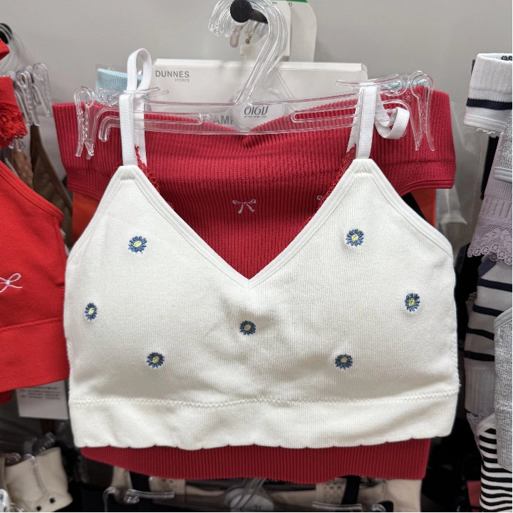 Seamless Design in Sustainable Fashion alt with keywords: A graphic illustrating the minimal fabric waste in seamless production compared to high waste in cut-and-sew