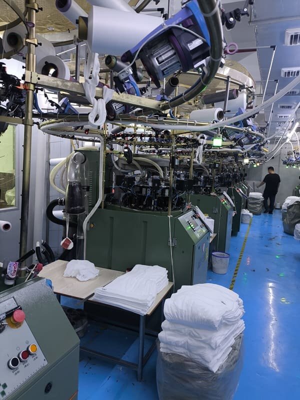 Seamless knitting machine producing integrated bra fabric