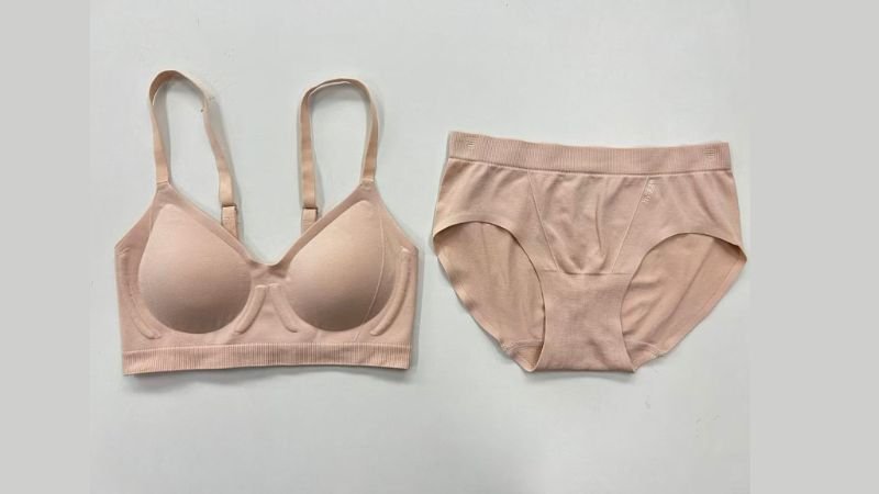 Lingerie combining seamless and body-contouring technologies